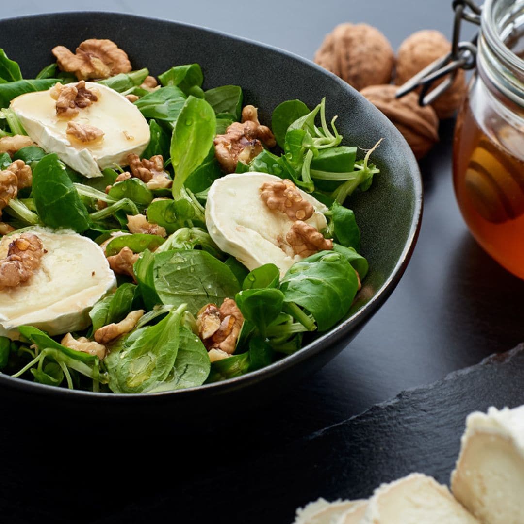 Ensalada de canónigos, queso de rulo de cabra y miel