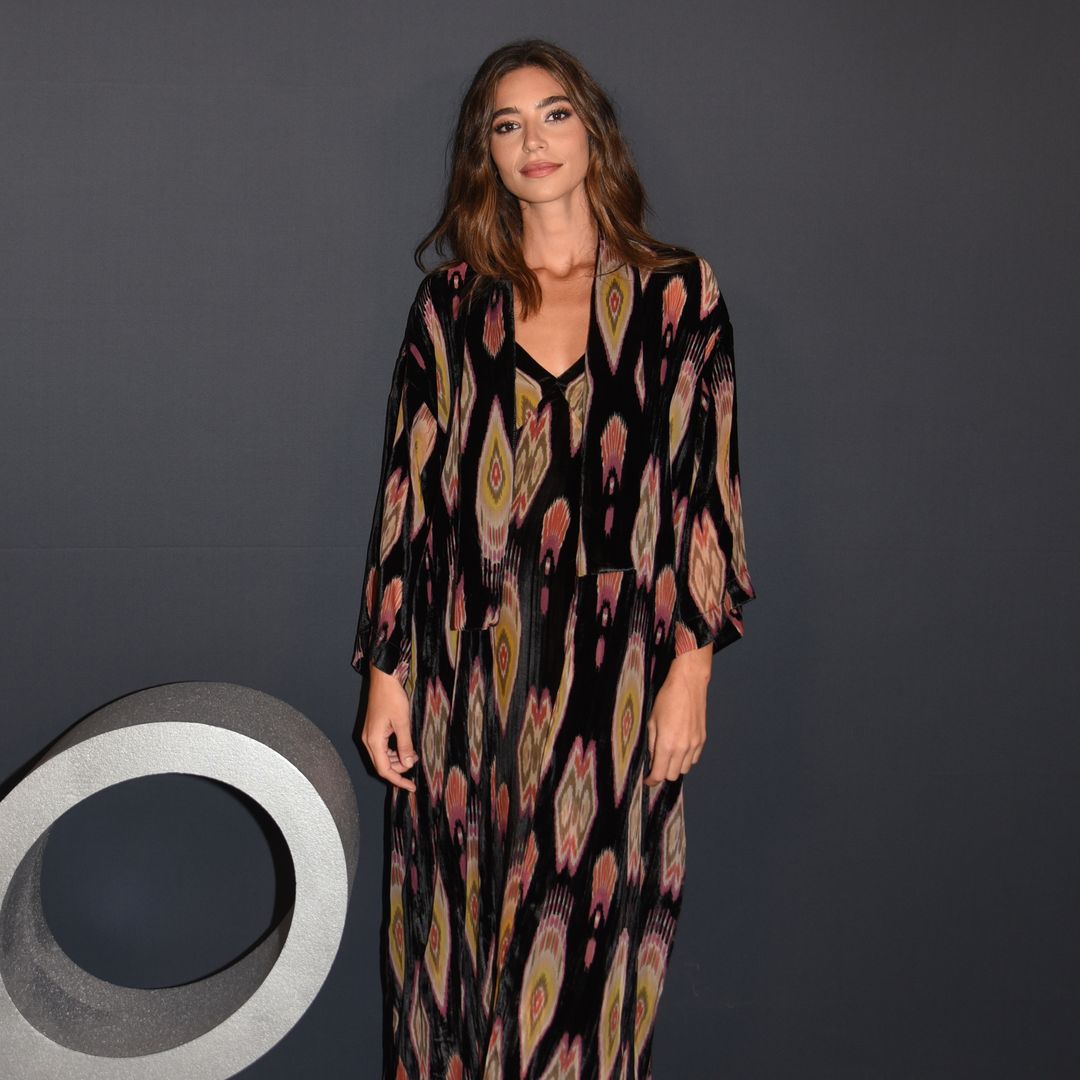 Rocío Crusset conquista Sevilla con un look de invitada de vestido y kimono de aires 'boho chic'