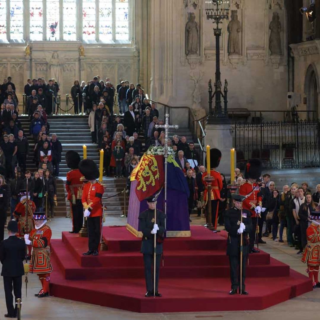 El gran susto durante la vigilia a Isabel II: arrestan a un hombre por acercarse al féretro e intentar coger la bandera