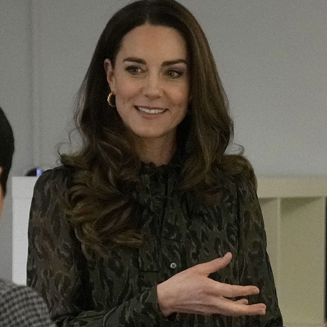 Un look 'salvaje' para Kate: estrena un vestido de leopardo con botas altas de tacón