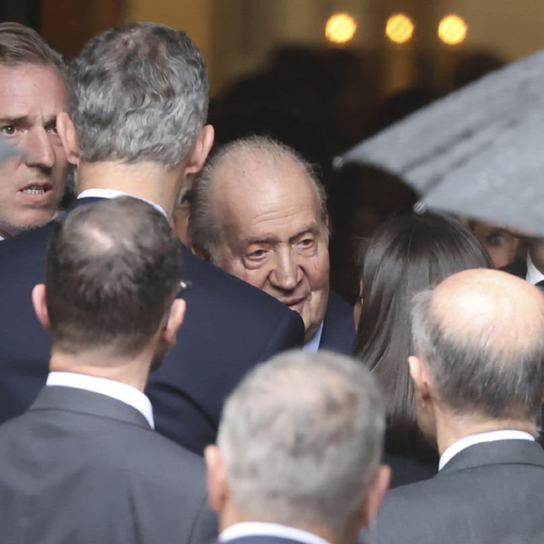 Las imágenes del reencuentro de los reyes Felipe y Letizia con don Juan Carlos en el funeral por Fernando Gómez-Acebo