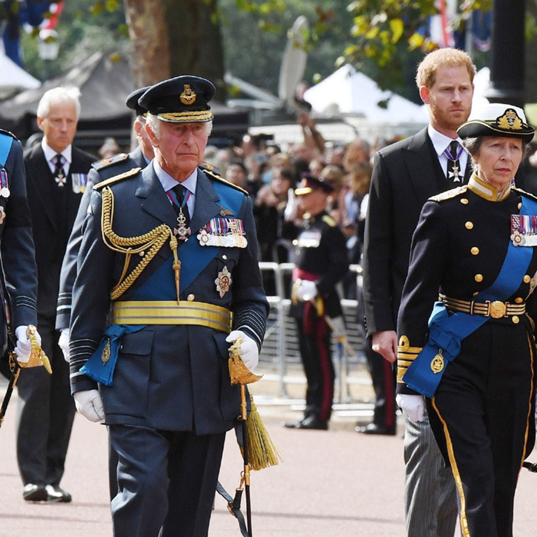 Lo que no consiguió la muerte del duque de Edimburgo: Harry, sin permiso para llevar uniforme, camina junto a su hermano Guillermo