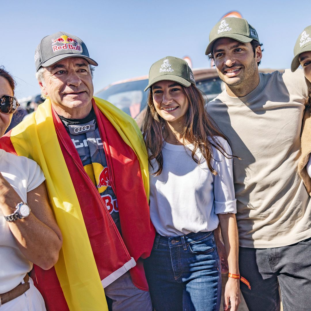 Celebrando su victoria en el "rally" de 2024, junto a (de izquierda a derecha) su mujer, Reyes Vázquez de Castro, su hija Ana, su hijo Carlos y la novia de este, la modelo Rebecca Donaldson