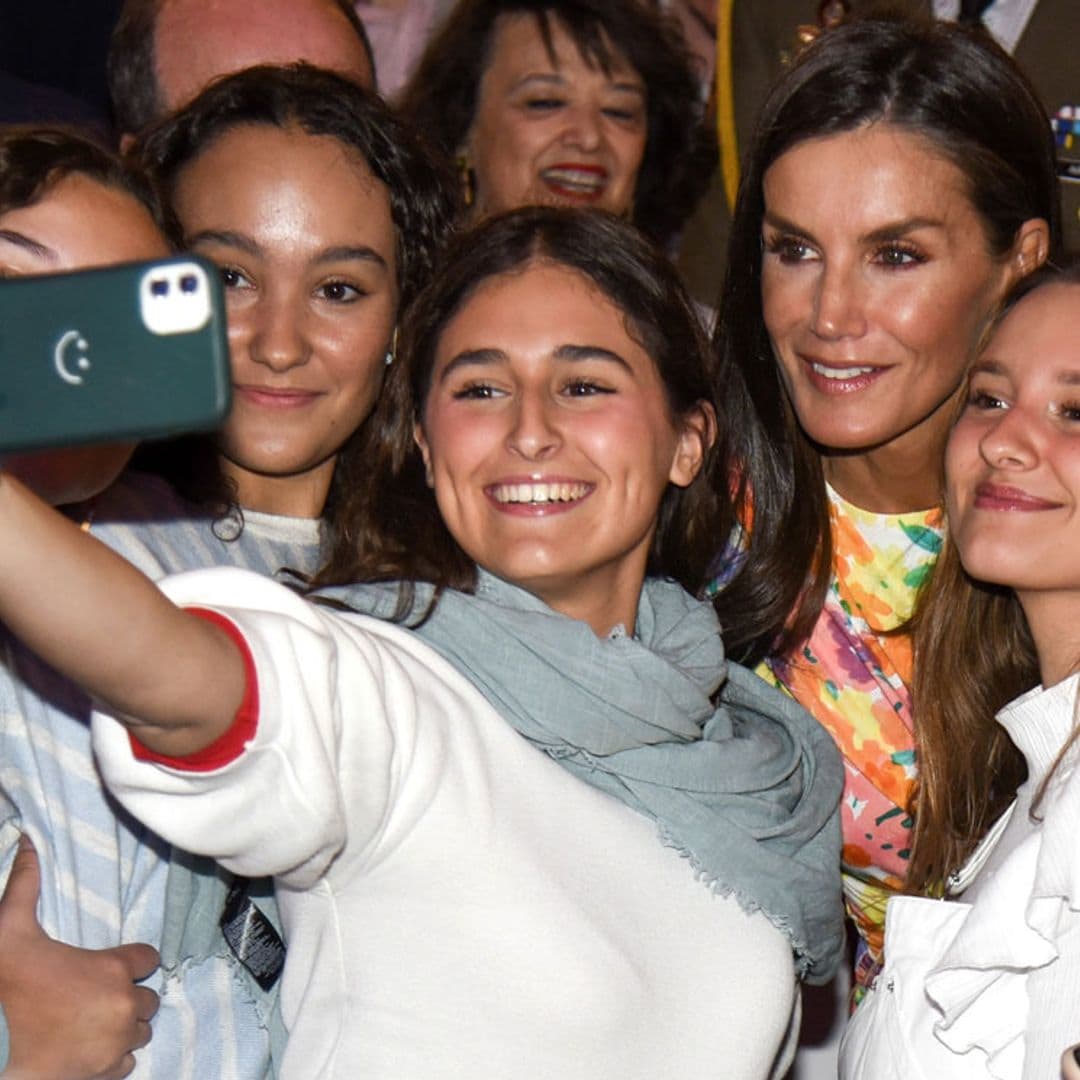 El divertido momento viral de la reina Letizia con una joven estudiante en el Gran Teatro de Córdoba