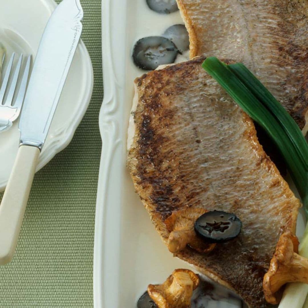 Filetes de barbo frito con puré de patata a las finas hierbas