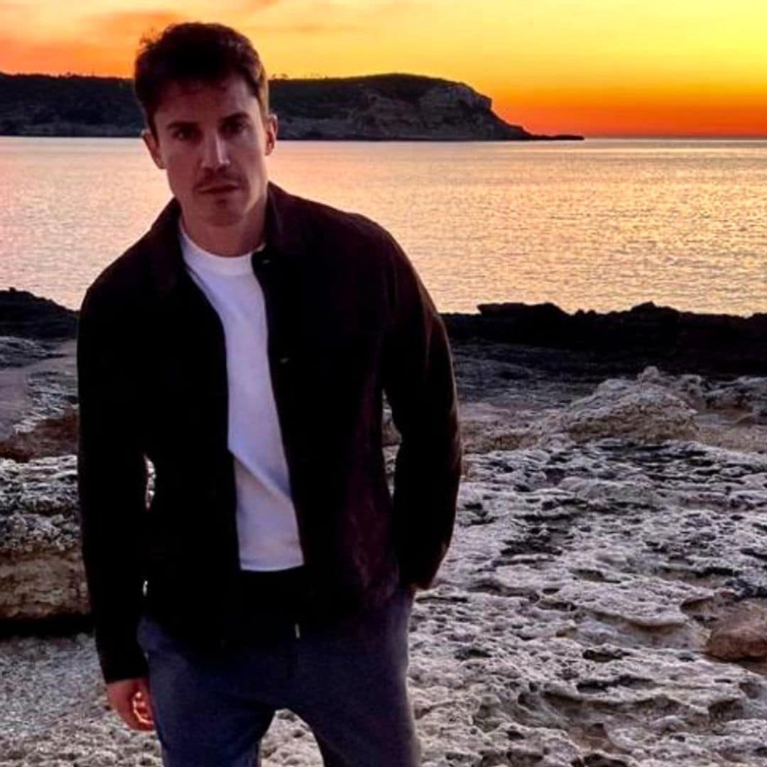 Exclusivo hotel y puestas de sol: Álex González descansa en Ibiza tras confirmar ¡HOLA! su ruptura con María Pedraza