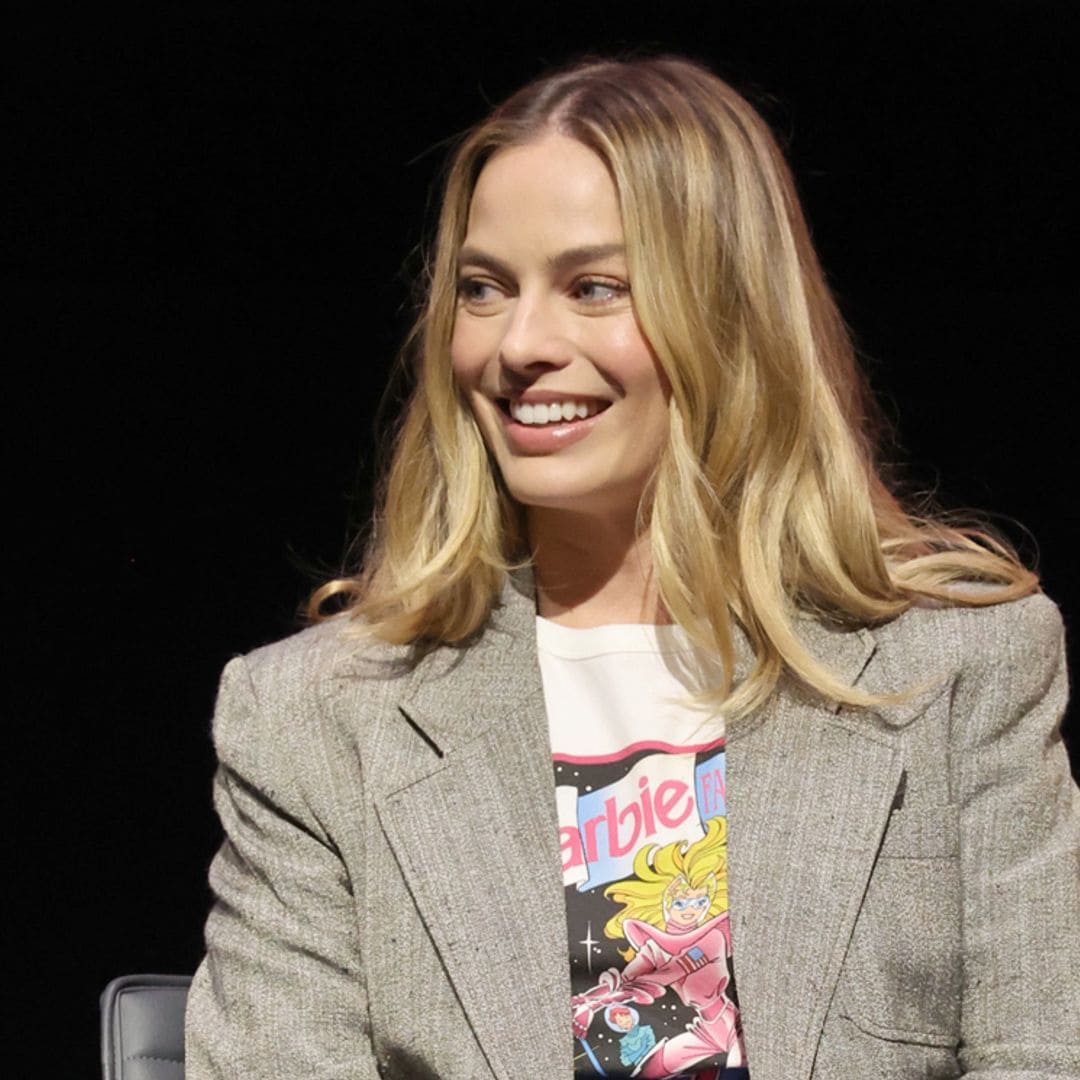 El look 'Barbie' de Margot Robbie que podemos copiar con una camiseta y vaqueros