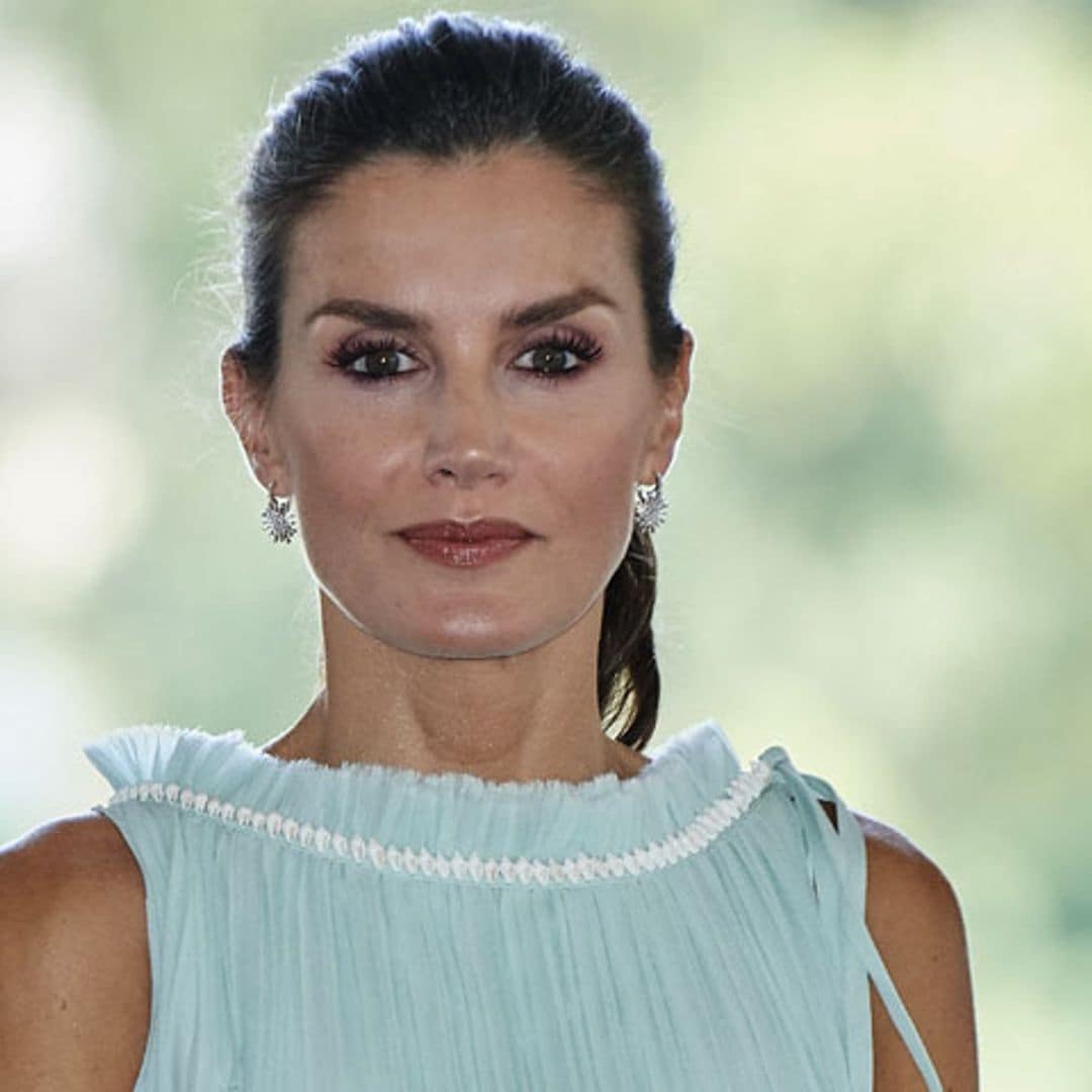 Doña Letizia triunfa con un nuevo vestido-joya y los tacones 'piernas infinitas' de Diana de Gales