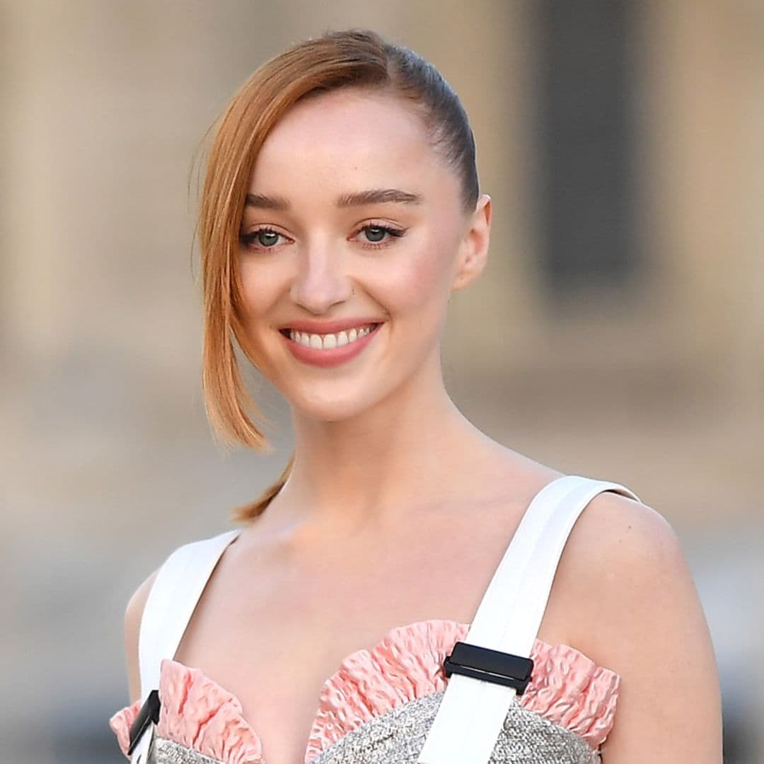 El doble moño de Phoebe Dynevor o cómo la actriz de 'Los Bridgerton' reinventa los looks de siempre