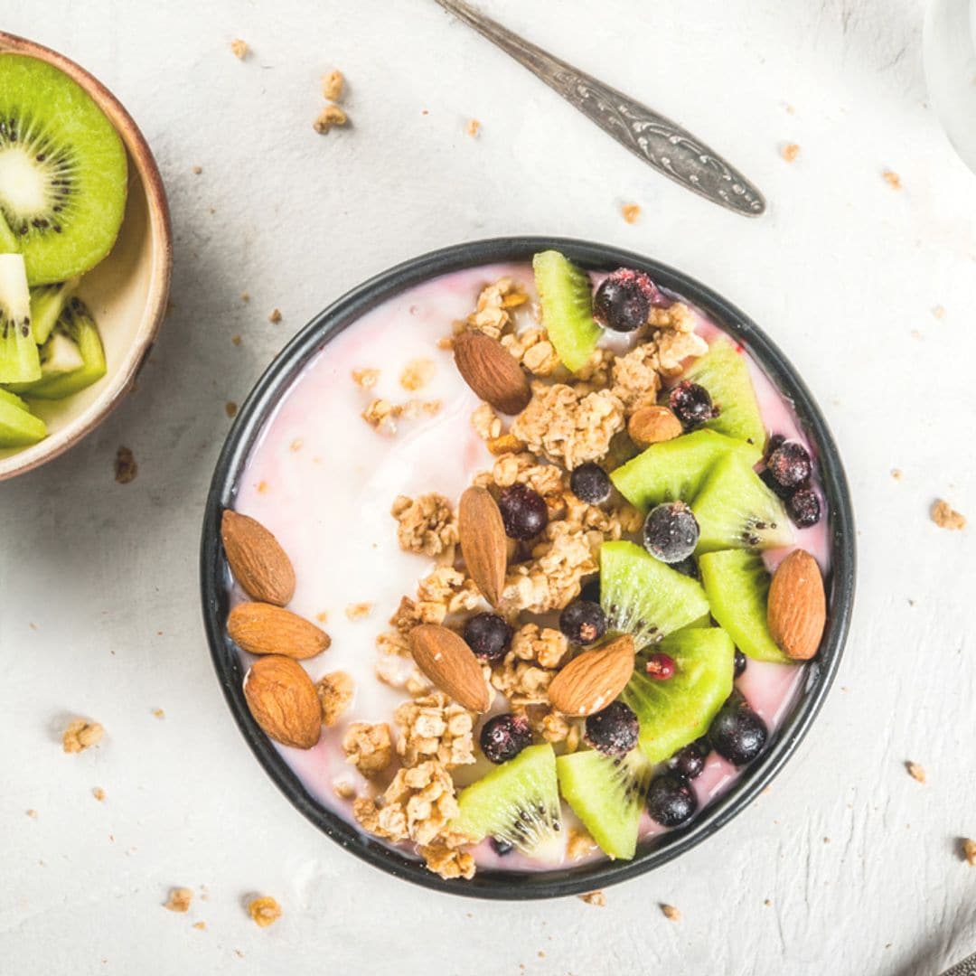 'Bowl' de yogur, kiwi, almendras y granola