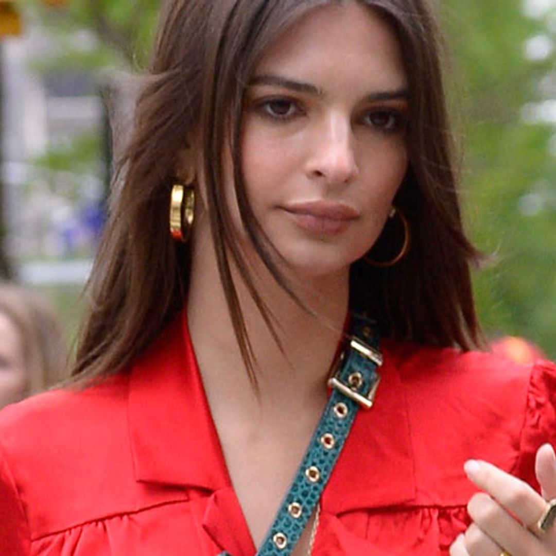 Emily Ratajkowski propone otra forma de llevar los bolsos pequeños