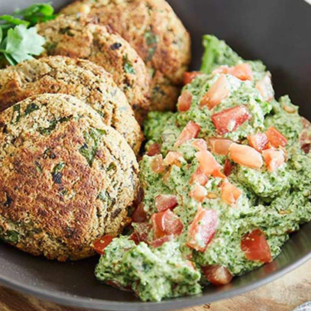 Hamburguesa de berenjena y garbanzos con pesto de kale