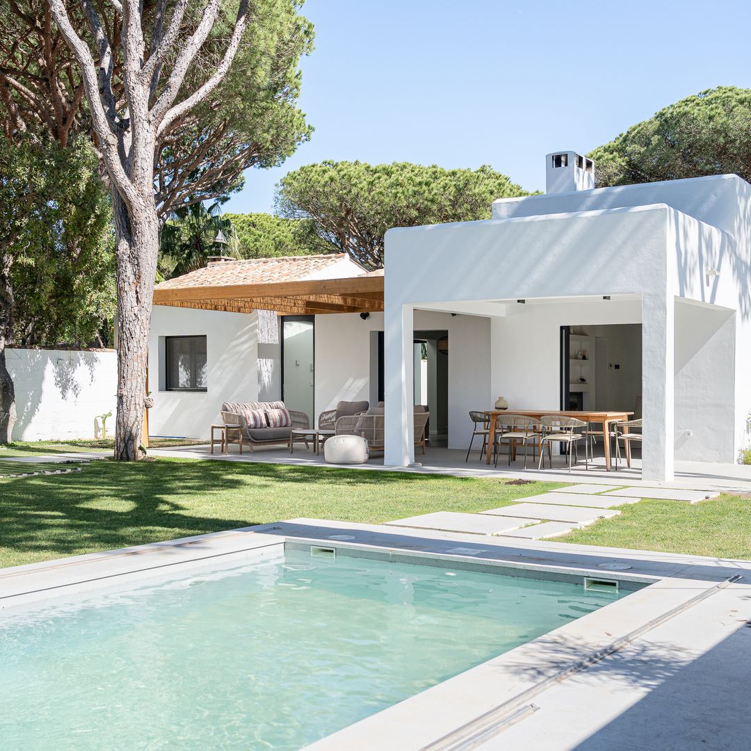 Casa con piscina y varios porches techados