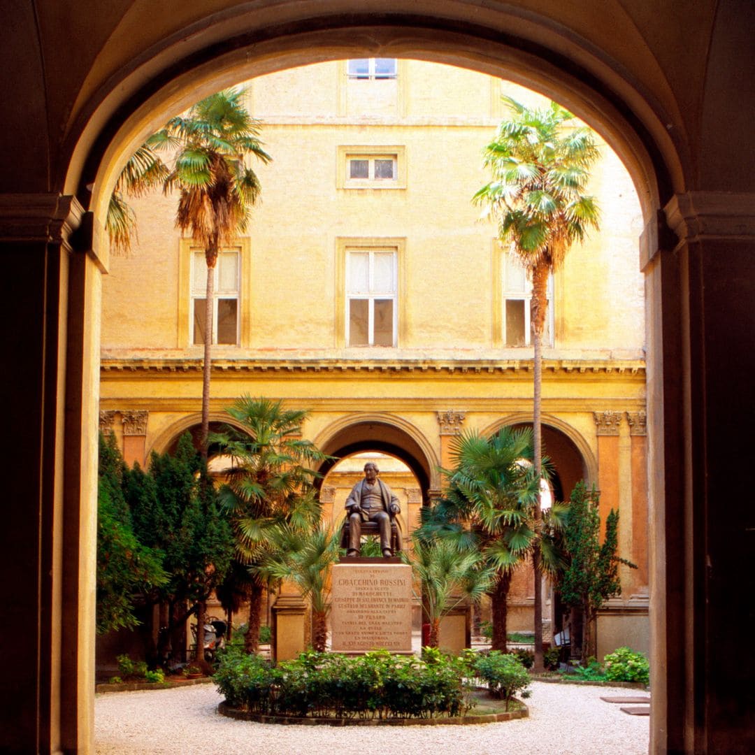 Estatua de Gioacchino Antonio Rossini de Carlo Marochetti, en el conservatorio de música de Pesaro, Italia