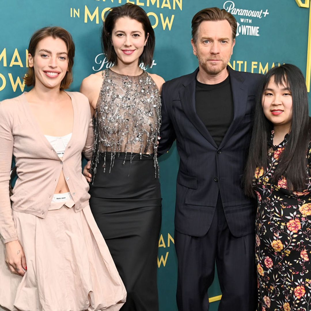 El actor Ewan McGregor posa con su mujer y dos de sus hijas zanjando así sus anteriores rencillas familiares