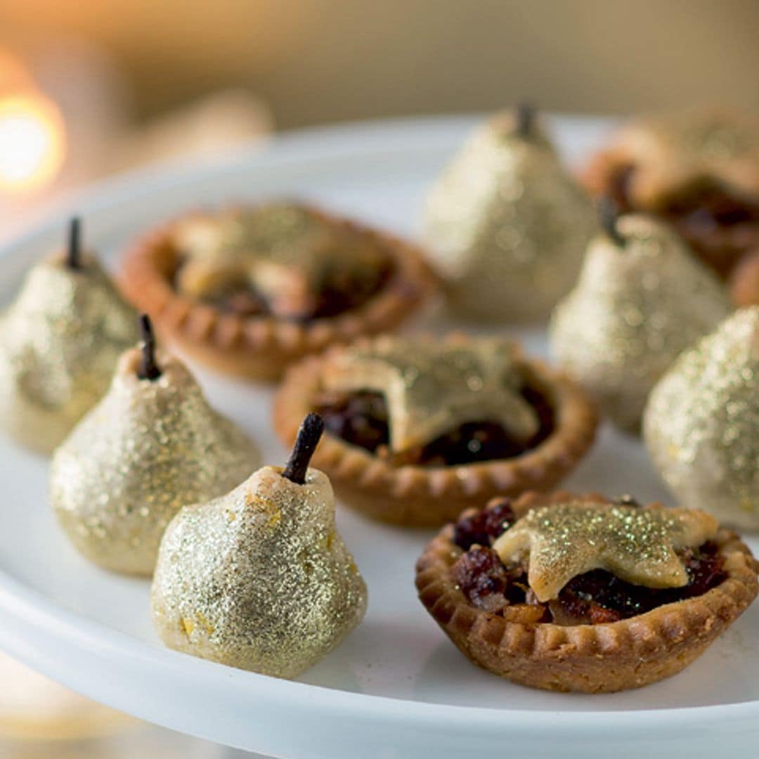 Tartaletas de chocolate y peras de mazapán dorado