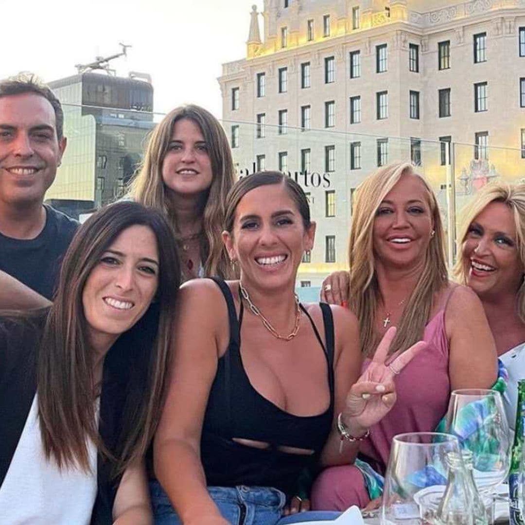 Anabel Pantoja celebra su 'cumplepanto' rodeada de sus compañeros en el cielo de Madrid