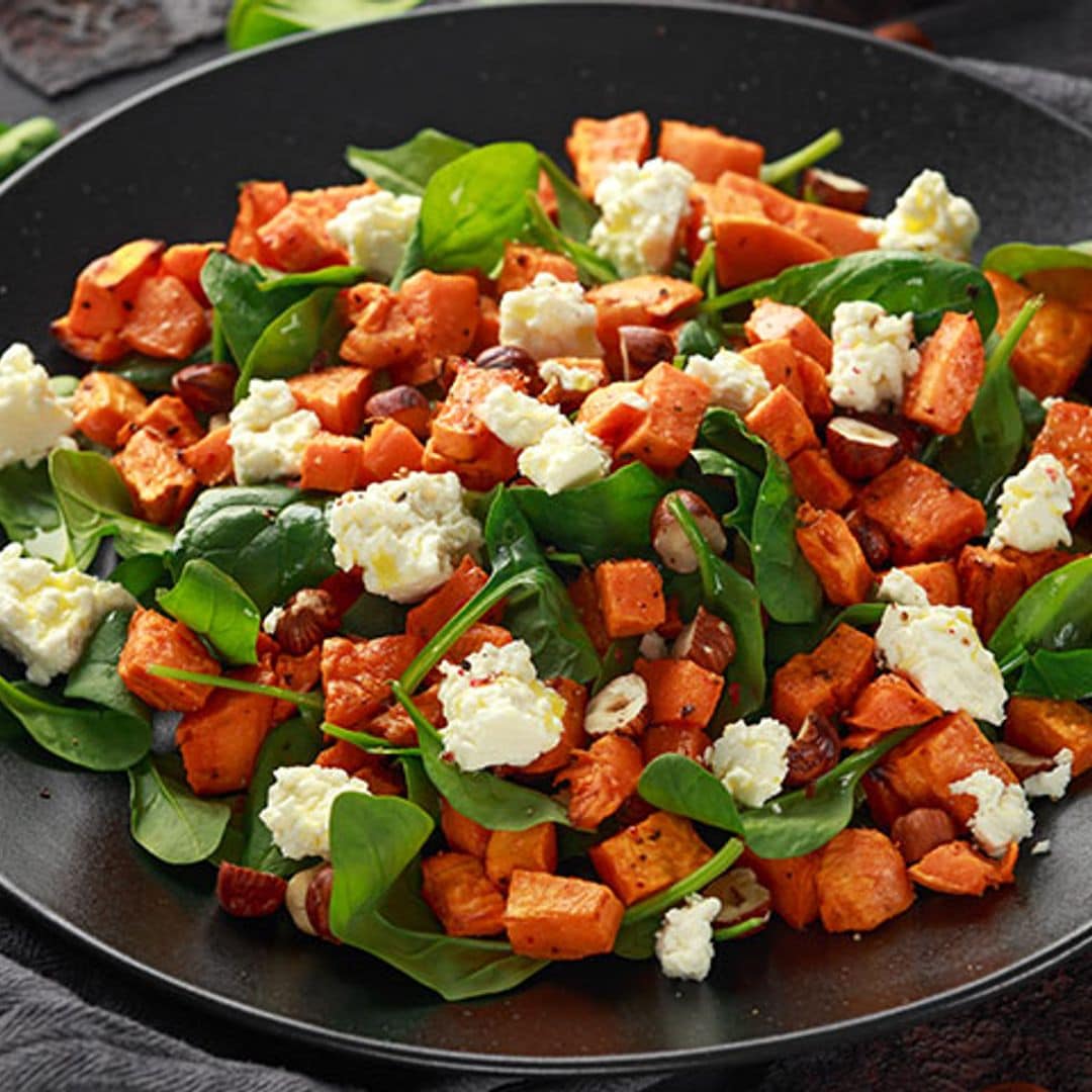 Ensalada templada de boniato con espinacas, queso feta y avellanas