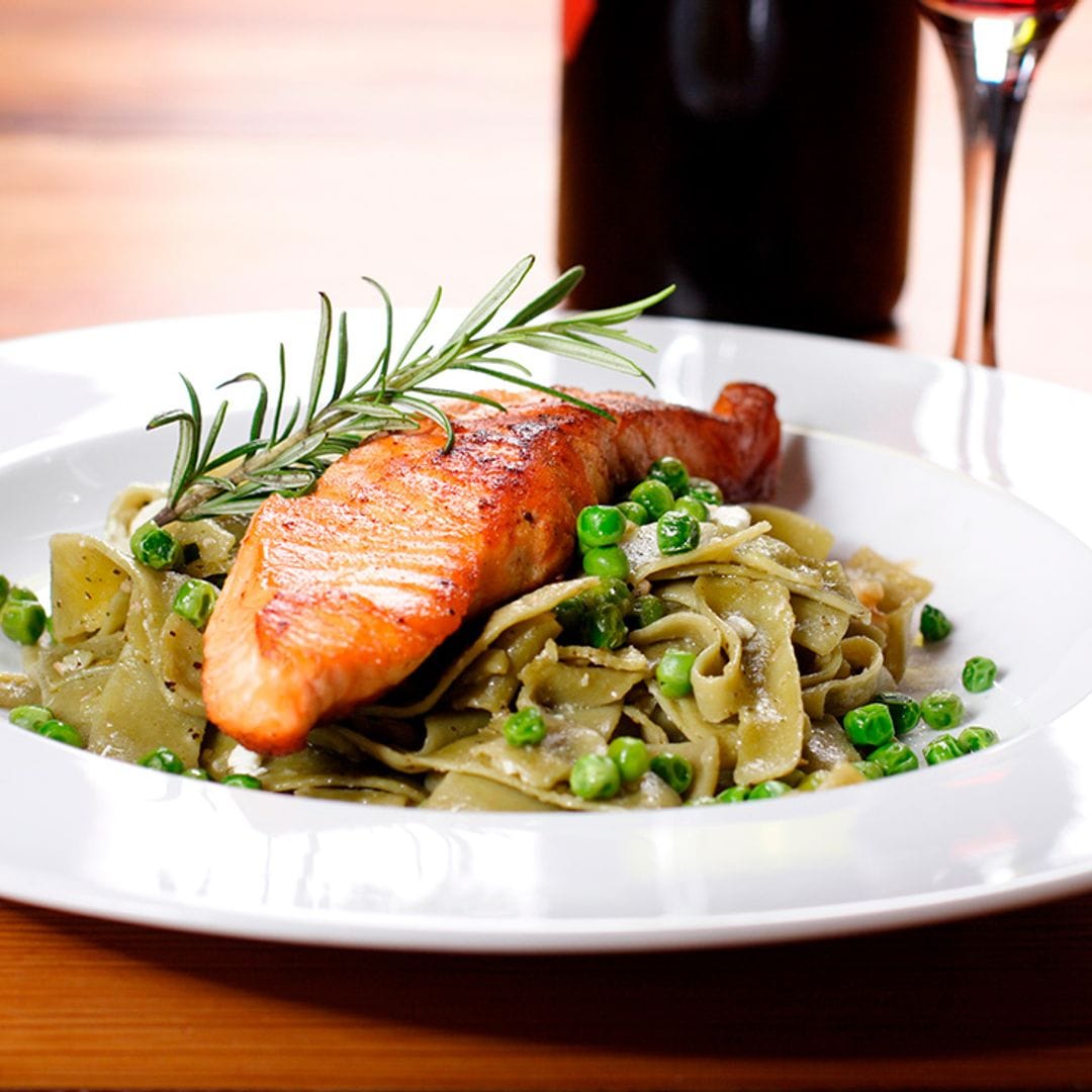 Salmón a la parrilla con pasta y guisantes lágrima