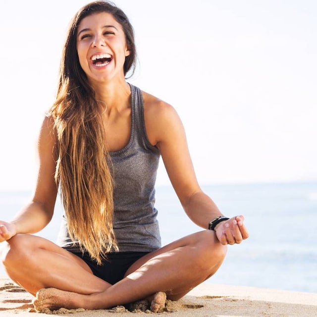 mujer sonriente meditar