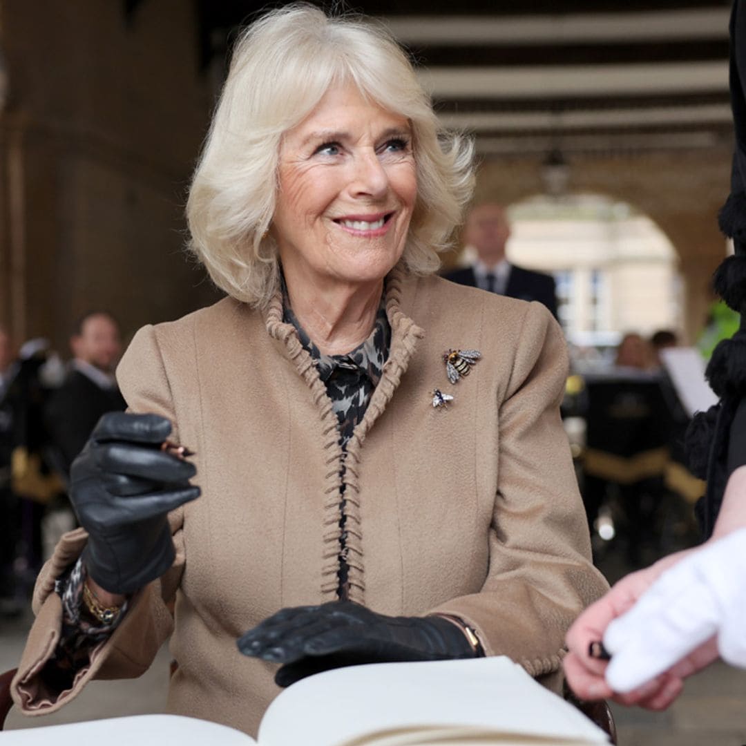 Las reinas Camilla y Máxima coinciden con sus broches de insectos en 24 horas