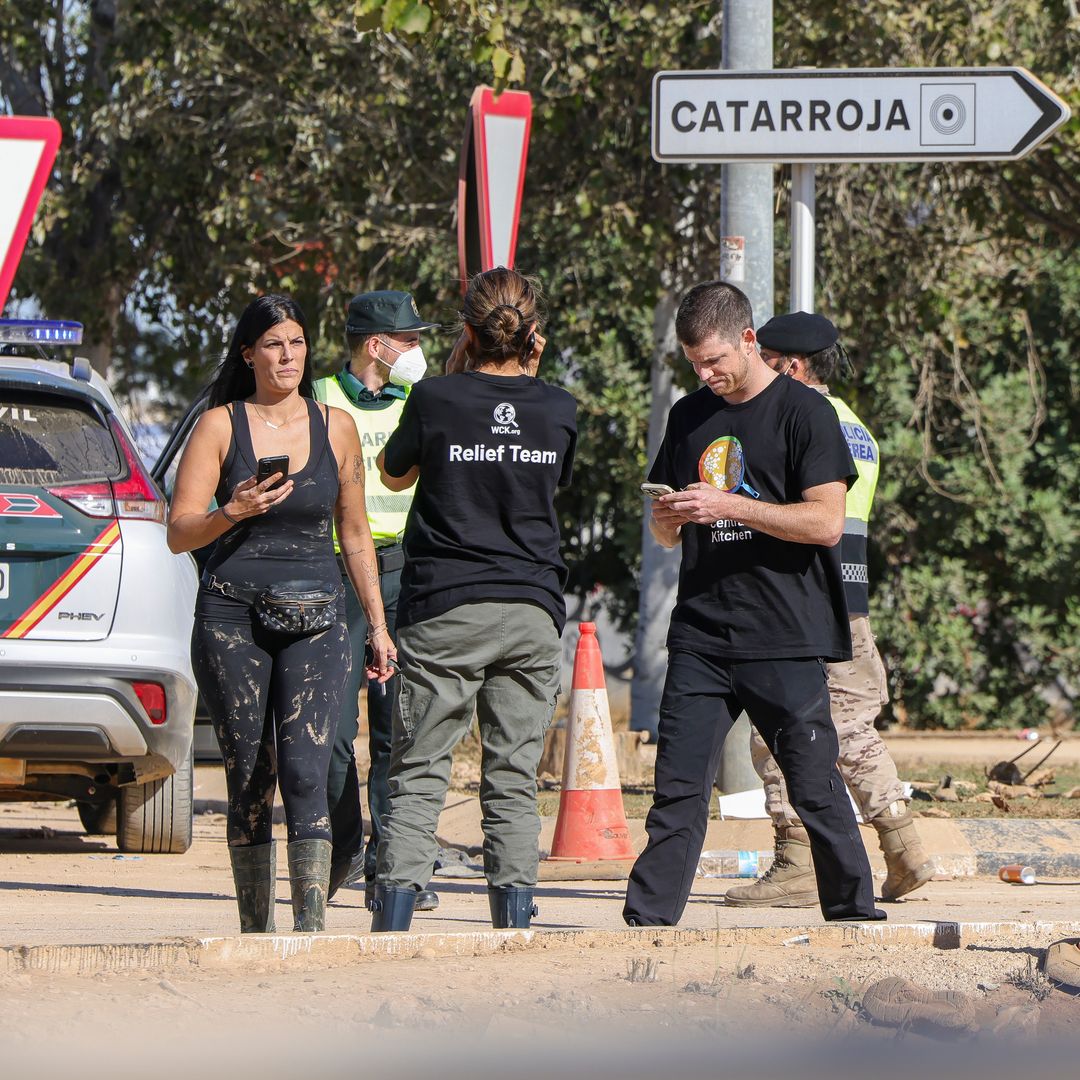 El actor Miguel Bernardeau colaborando con los afectados por la DANA en Catarroja, Valencia. 10 de noviembre de 2024