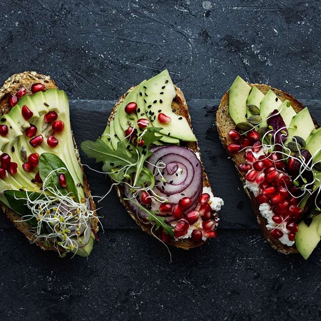 Tostadas de aguacate con granada y pipas de calabaza