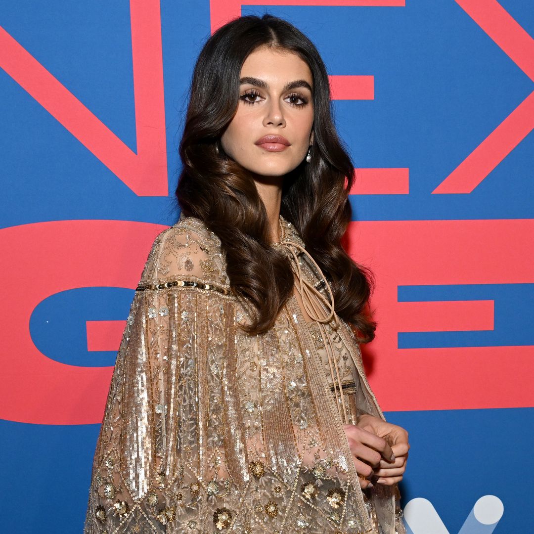 El look más arriesgado (y acertado) de Kaia Gerber: minivestido-joya y calcetines altos