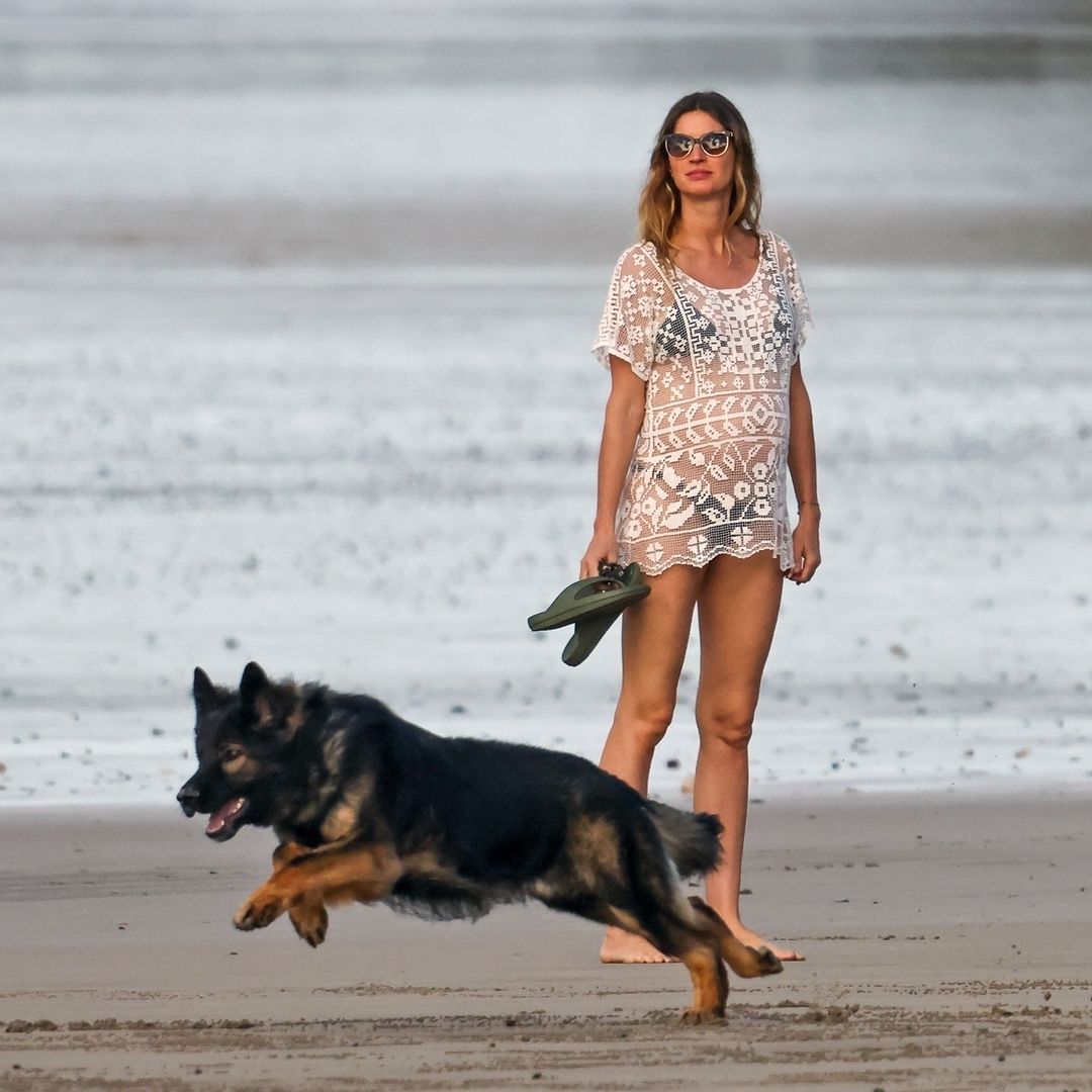 Gisele jugando con su pastor alemán, llamado 'Alfie'.