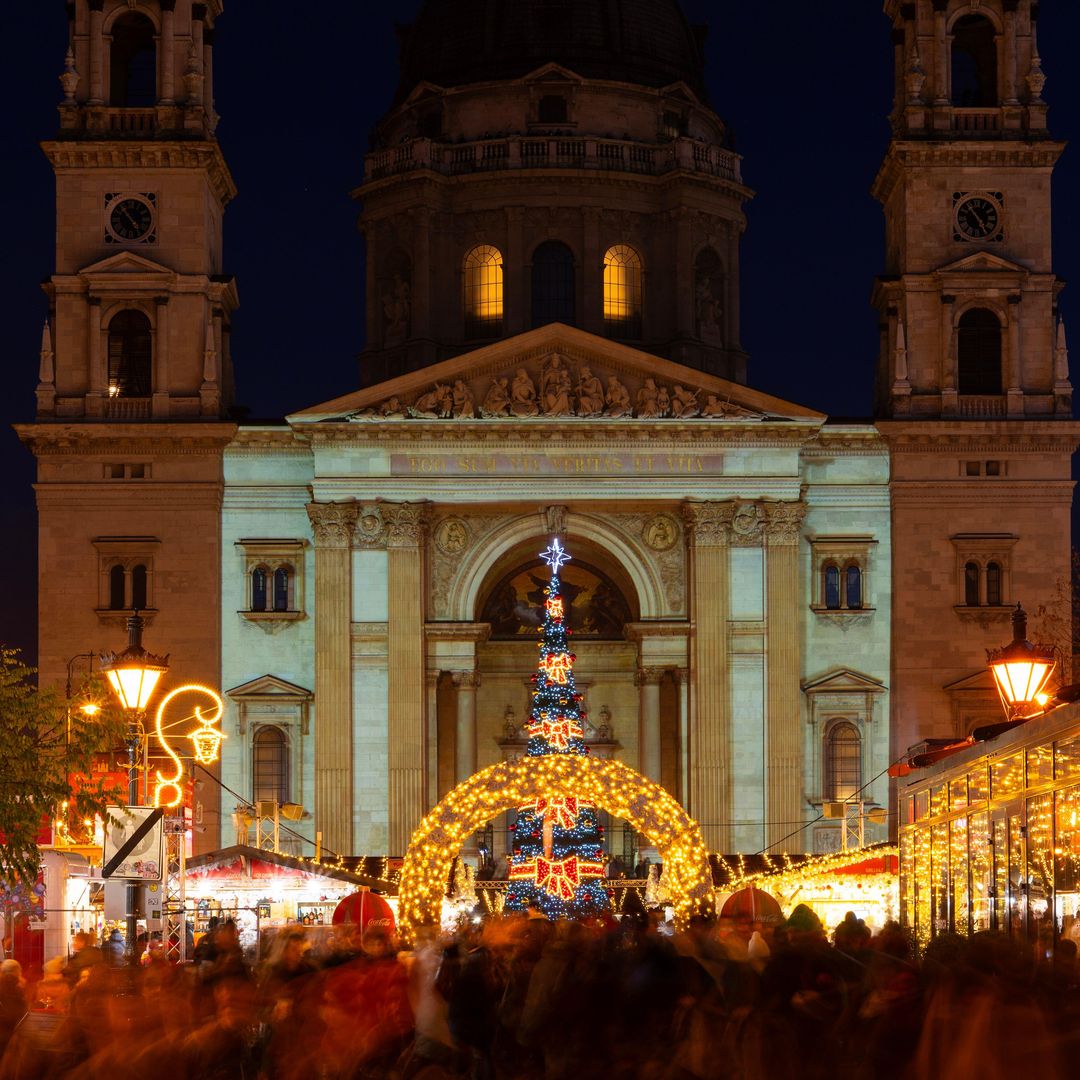 Mercadillo de Adviento en la basílica de Saint Stephen, Budapest