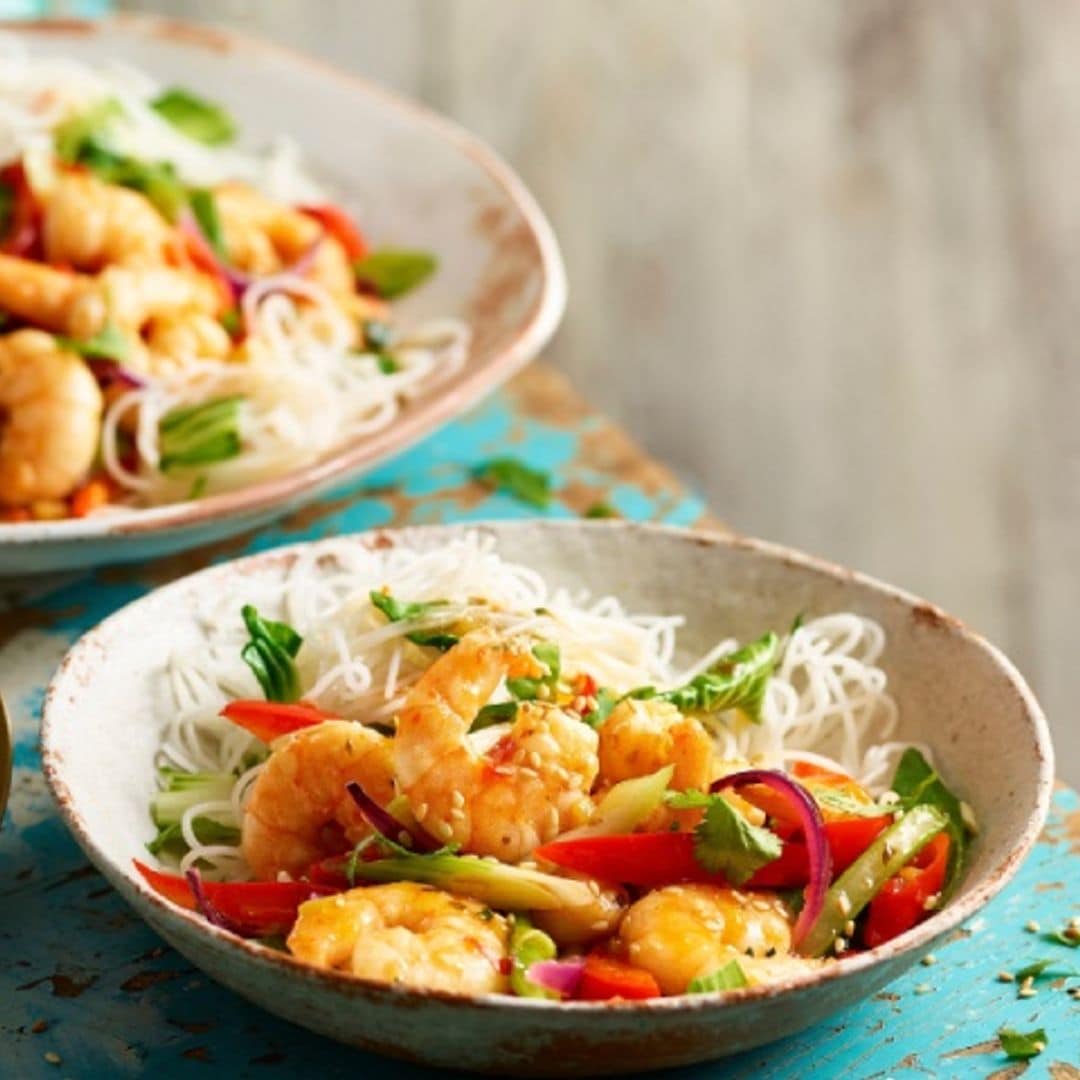 Salteado de gambas y verduras con 'noodles' de arroz