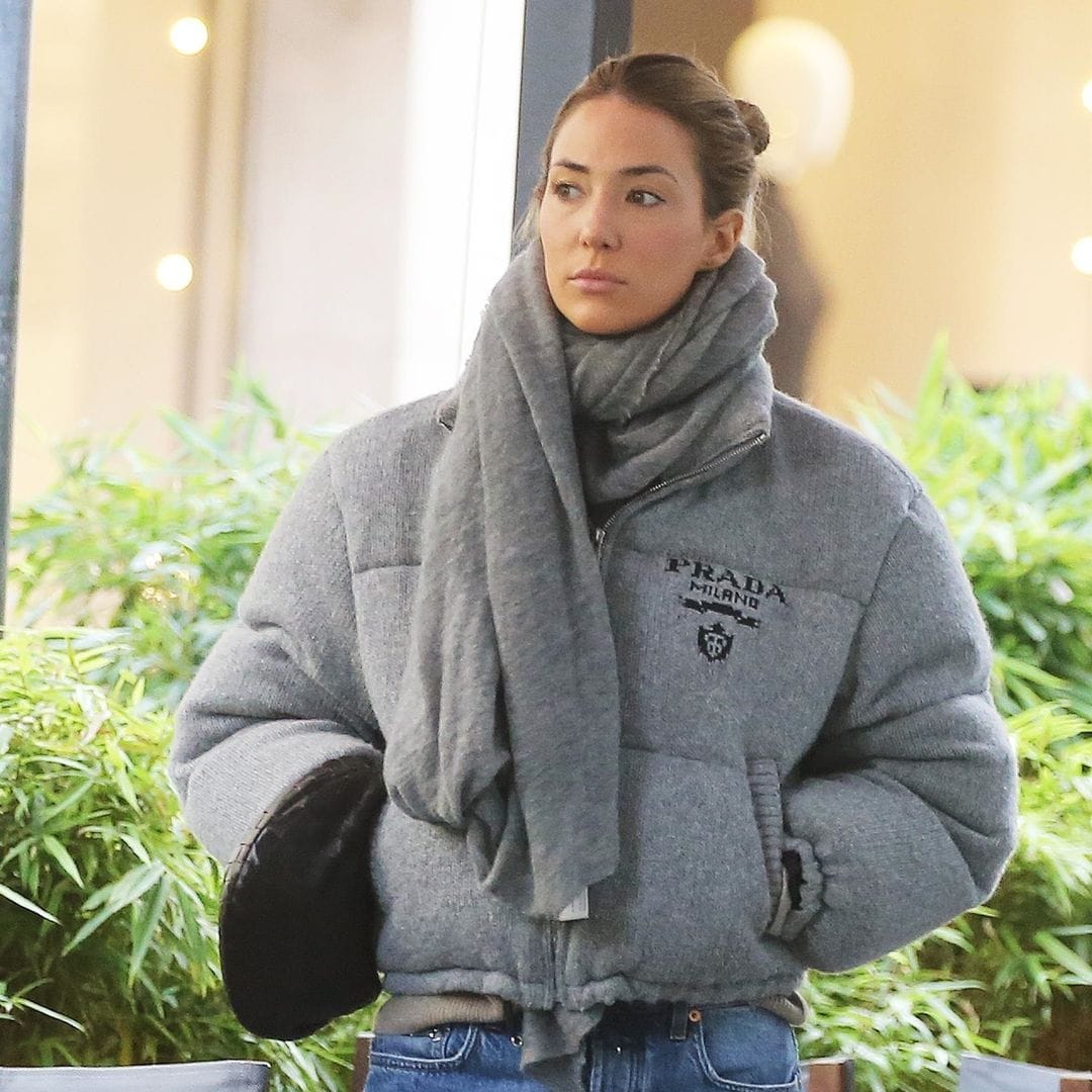 El look de Alice Campello con 'jeans' y básicos de lujo para ir a comer con una amiga en Milán