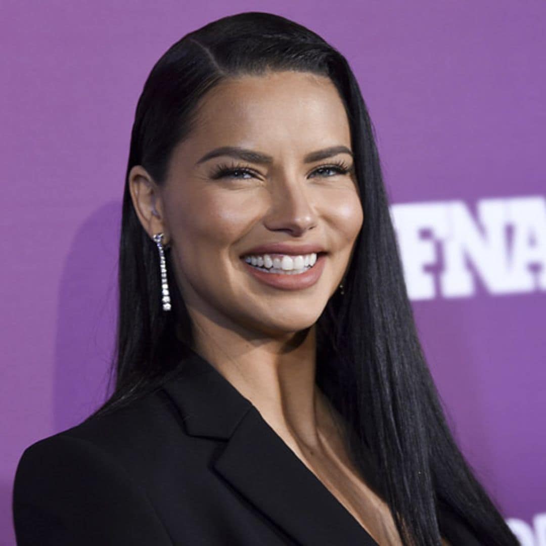 ¿Buscas un maquillaje de fiesta que sea natural? Copia el gesto mágico de Adriana Lima