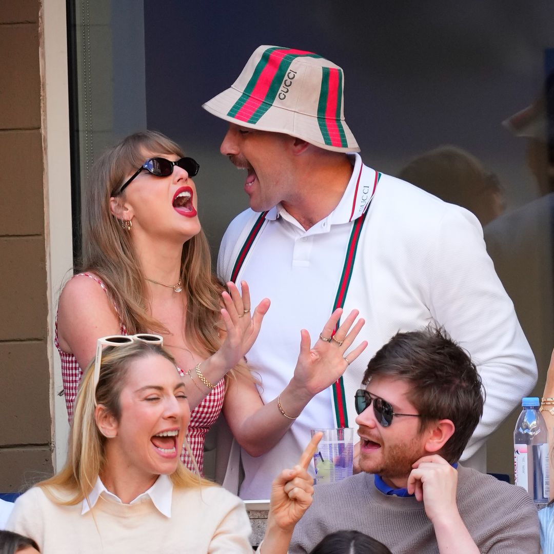 Taylor Swift causa furor bailando y cantando el clásico tema de Bad Bunny con Travis Kelce en el US Open de Nueva York