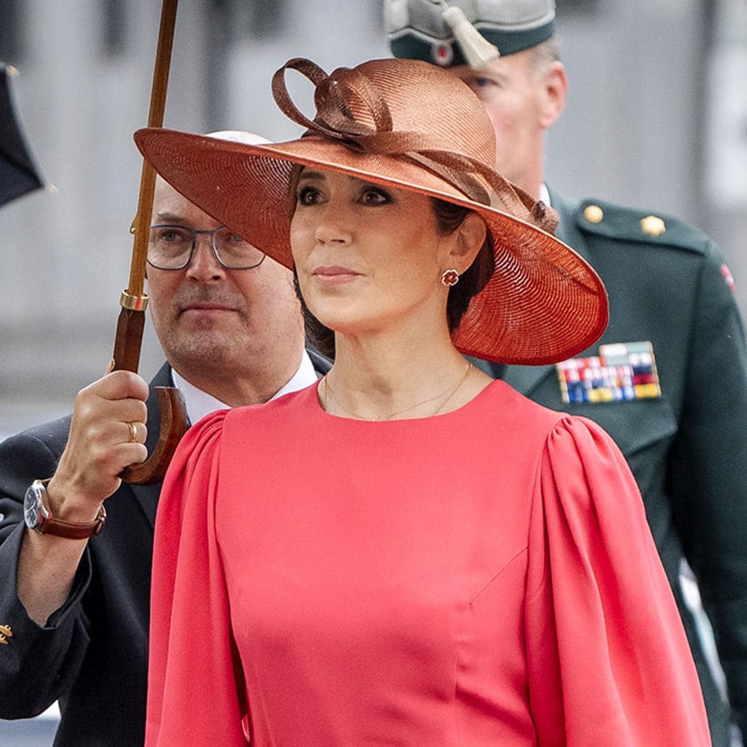 Mary de Dinamarca recicla un vestido liso con cinturón joya y pamela de fibras naturales