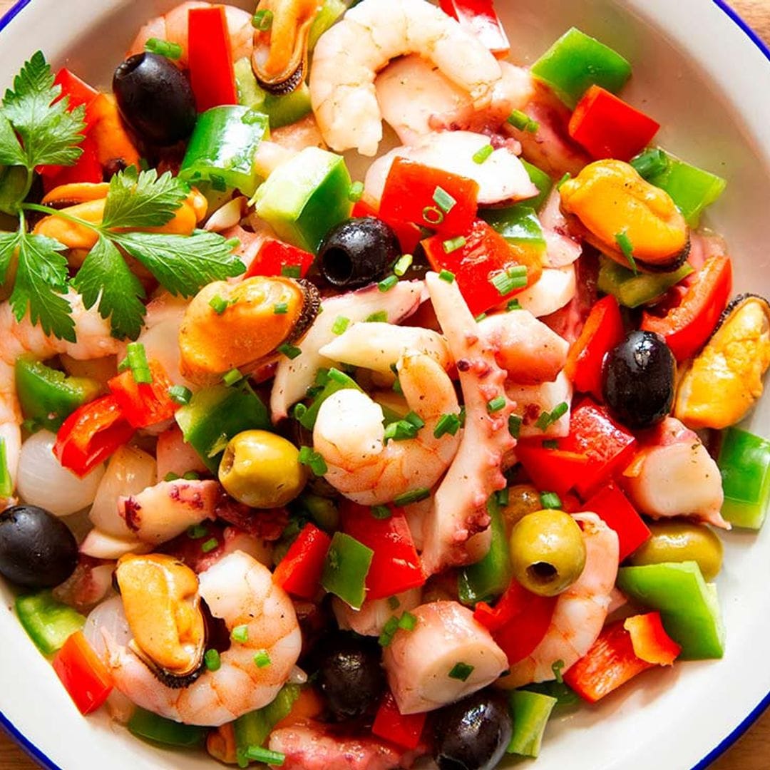 Ensalada fría con pulpo, gambas y mejillones