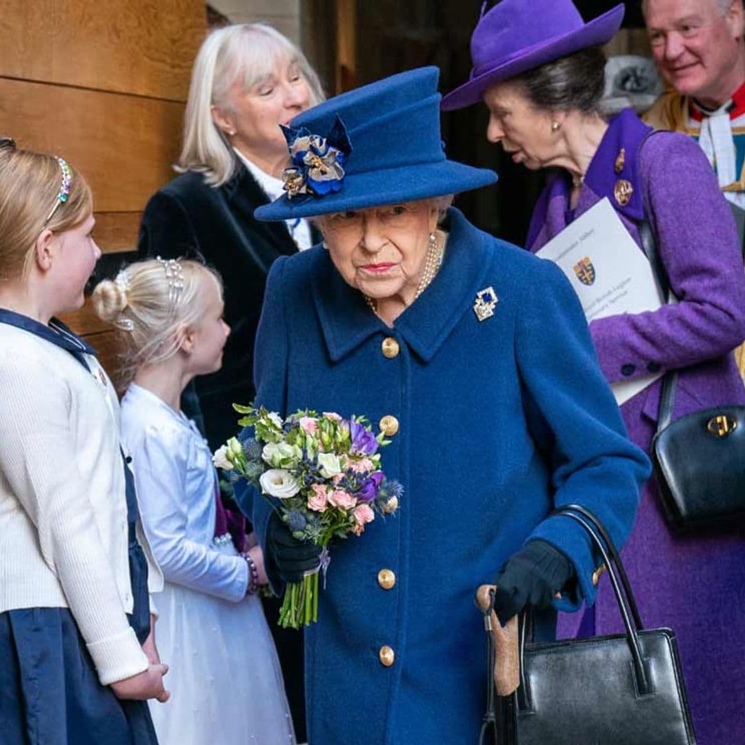 Isabel II, con bastón en público por primera vez en 17 años