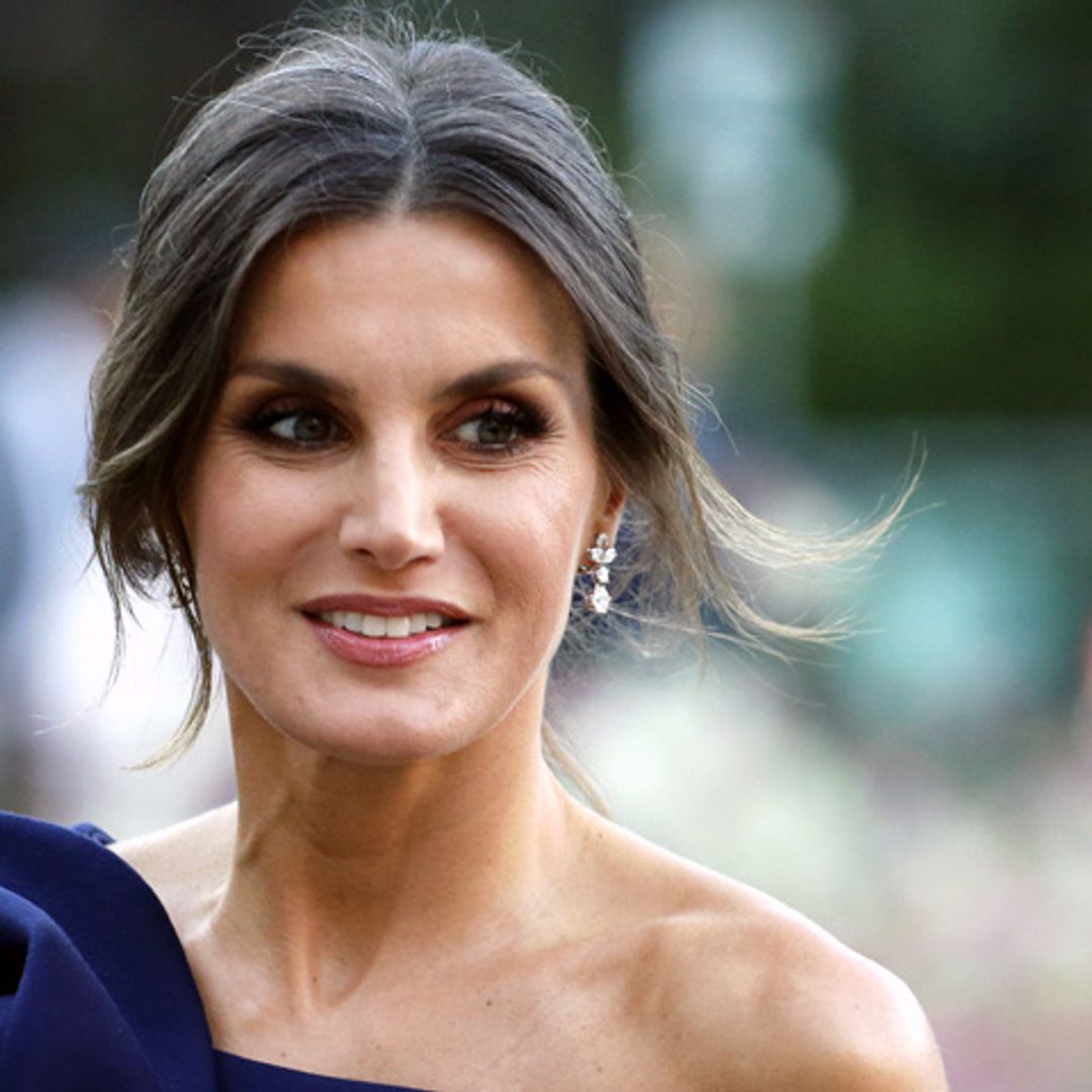 Doña Letizia gana en París su esperado duelo de estilo con Brigitte Macron