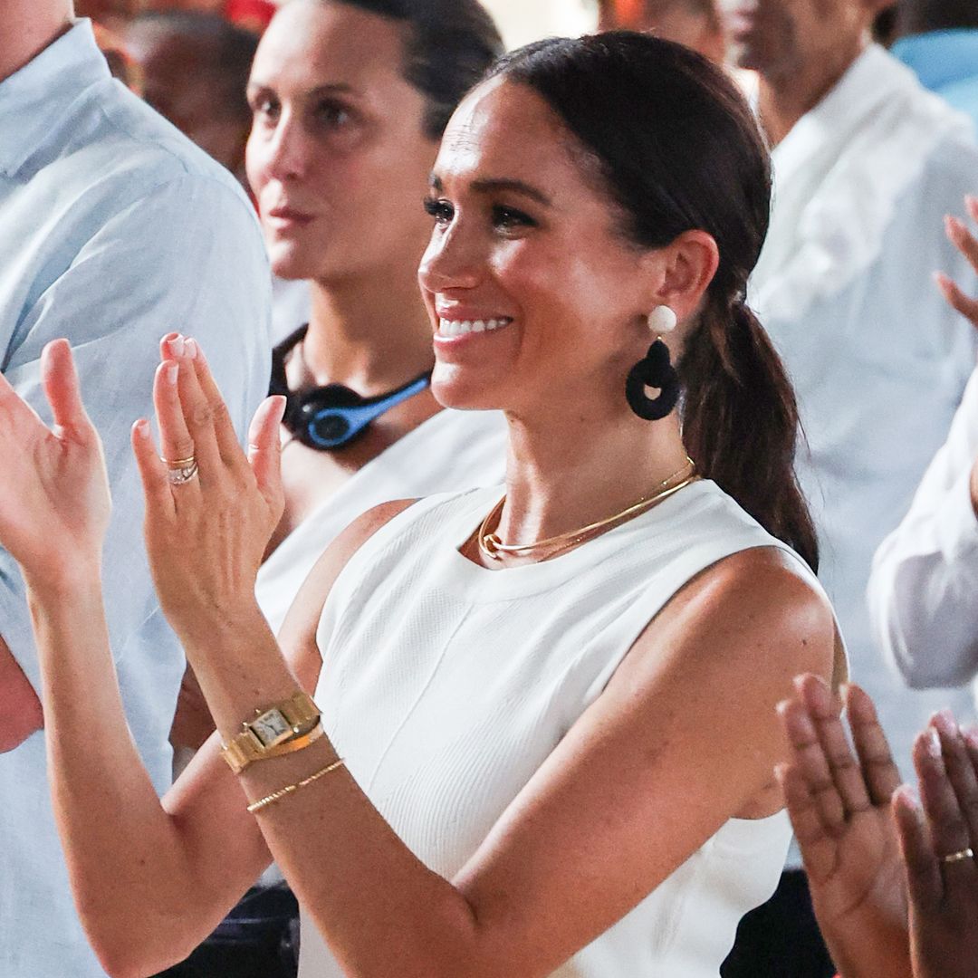 Desvelamos el secreto de la coleta ondulada más elegante de Meghan Markle en Colombia