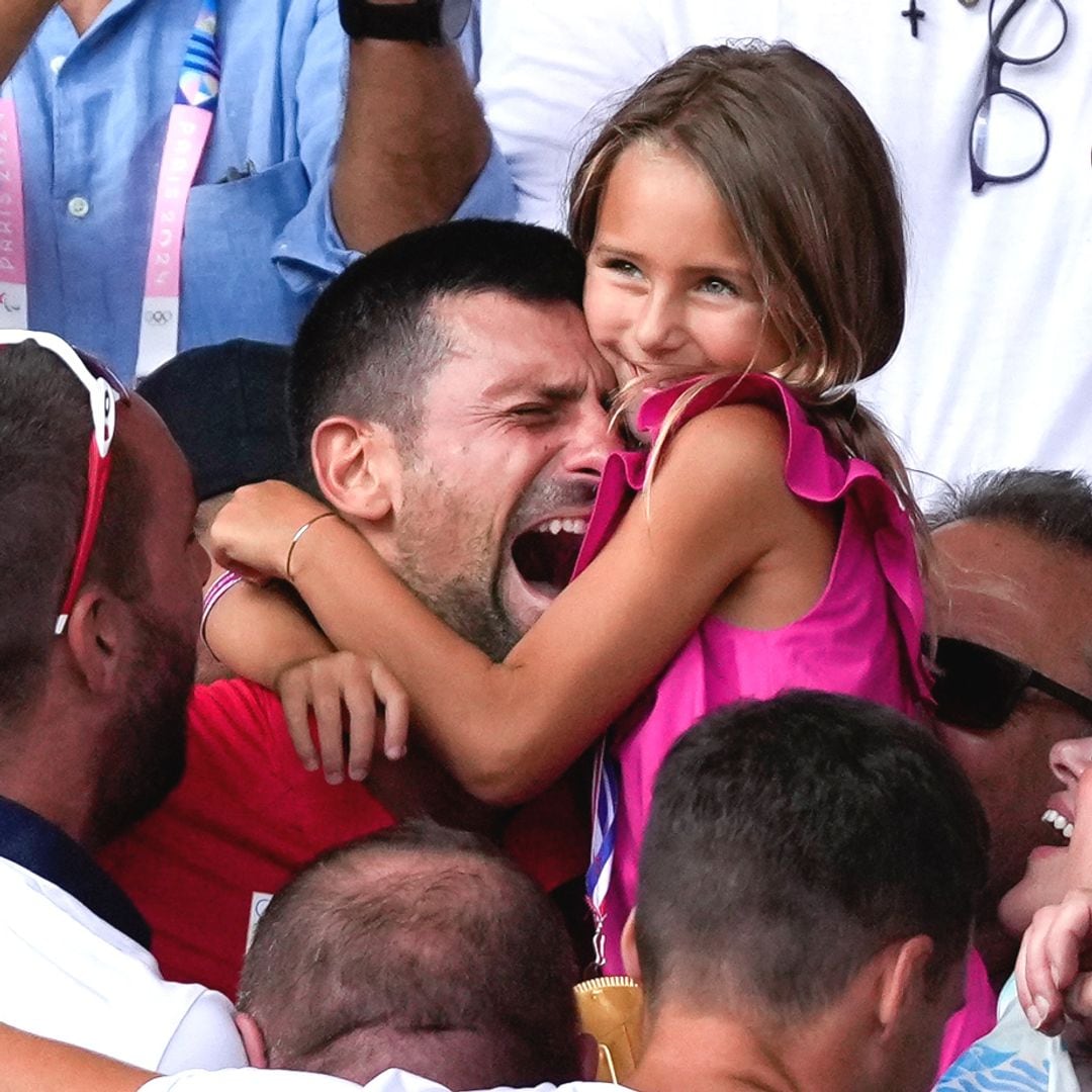 Djokovic, abrazado a su hija Tara, se derrumba tras ganar el oro ante Alcaraz en París