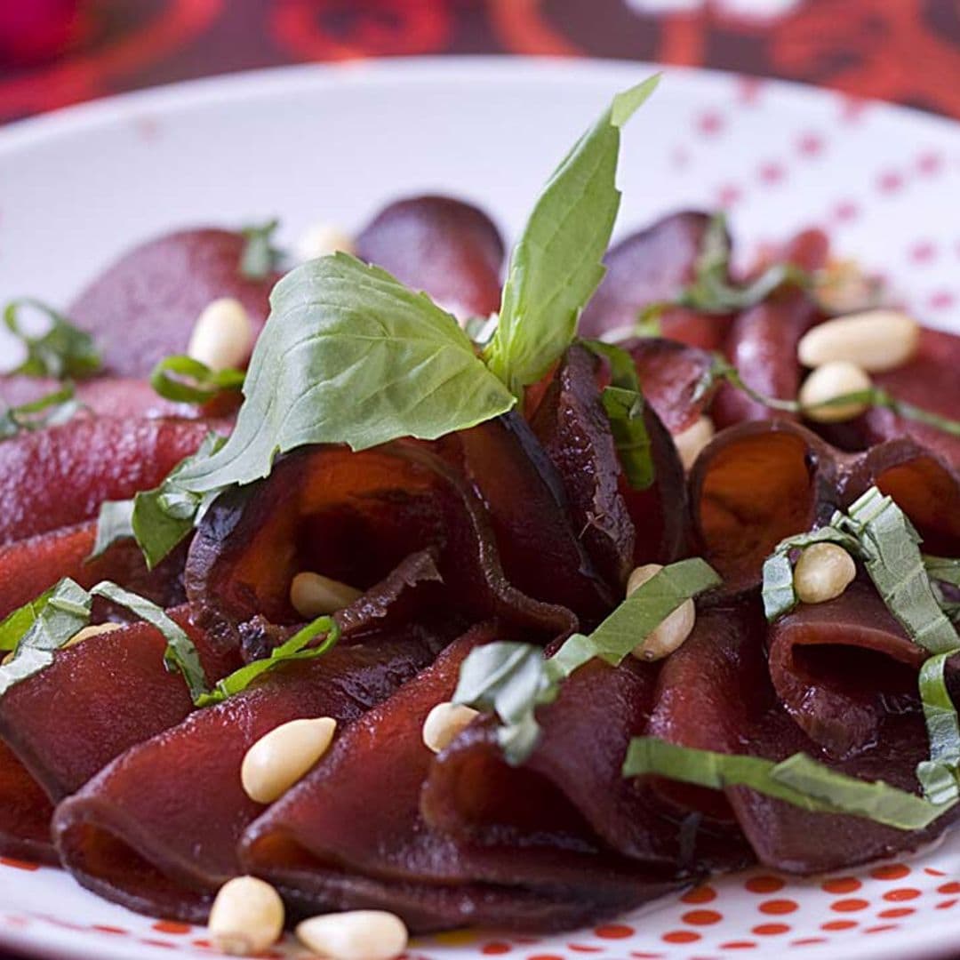 'Carpaccio' de remolacha con piñones y albahaca