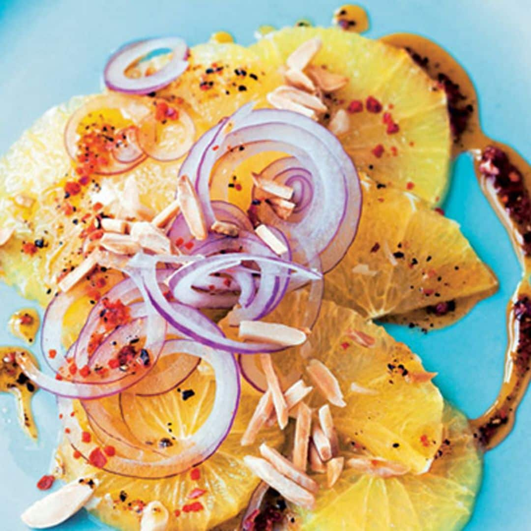 Ensalada de naranja y almendras con vinagreta de limón y paté de aceitunas