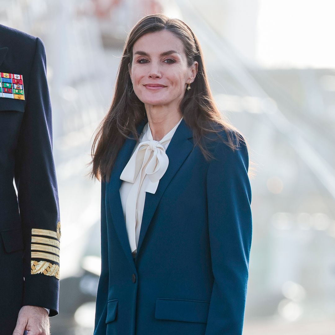 La reina Letizia, con traje de chaqueta en azul 'navy' y diadema joya para la despedida de Elcano