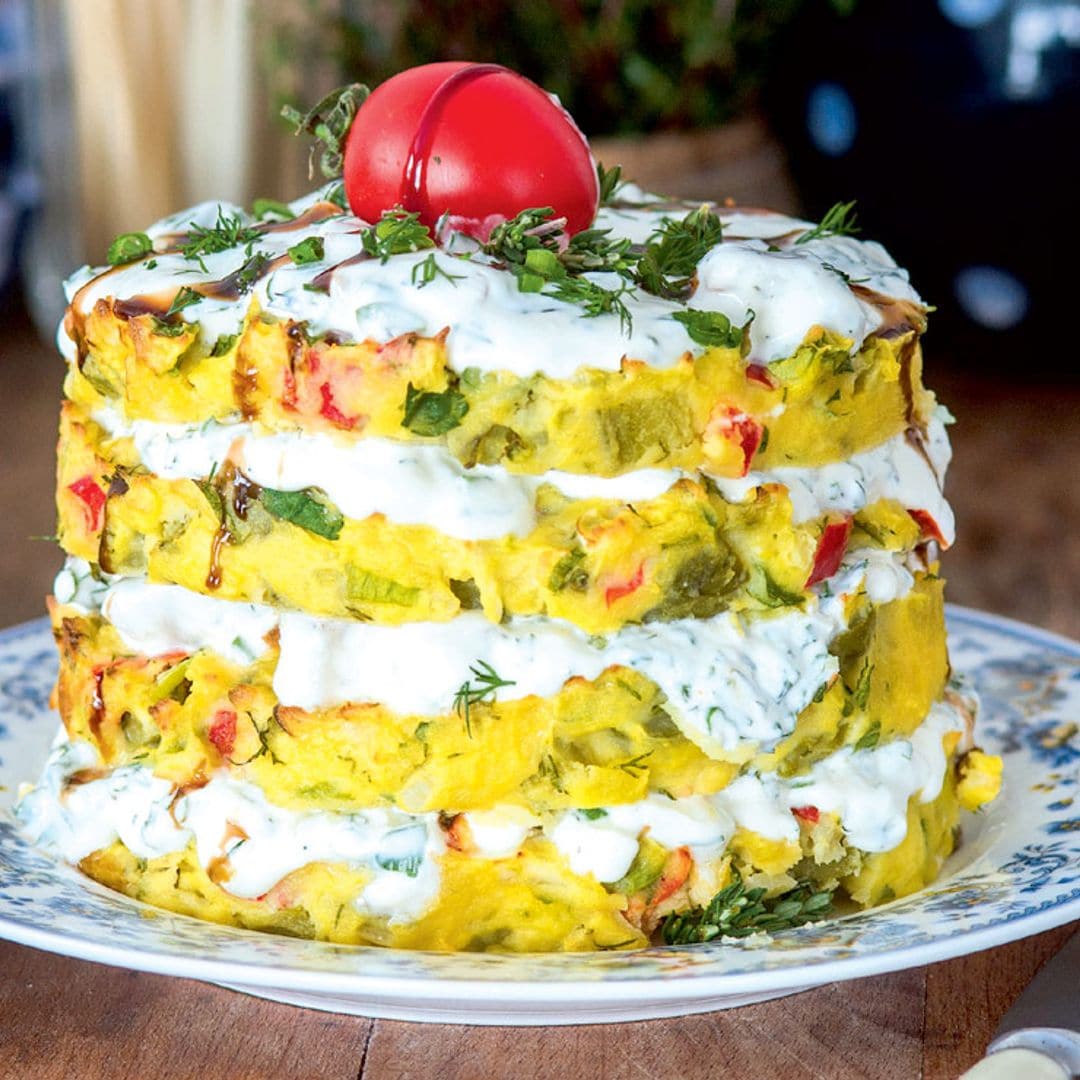 Pastel de tortilla con crema de eneldo