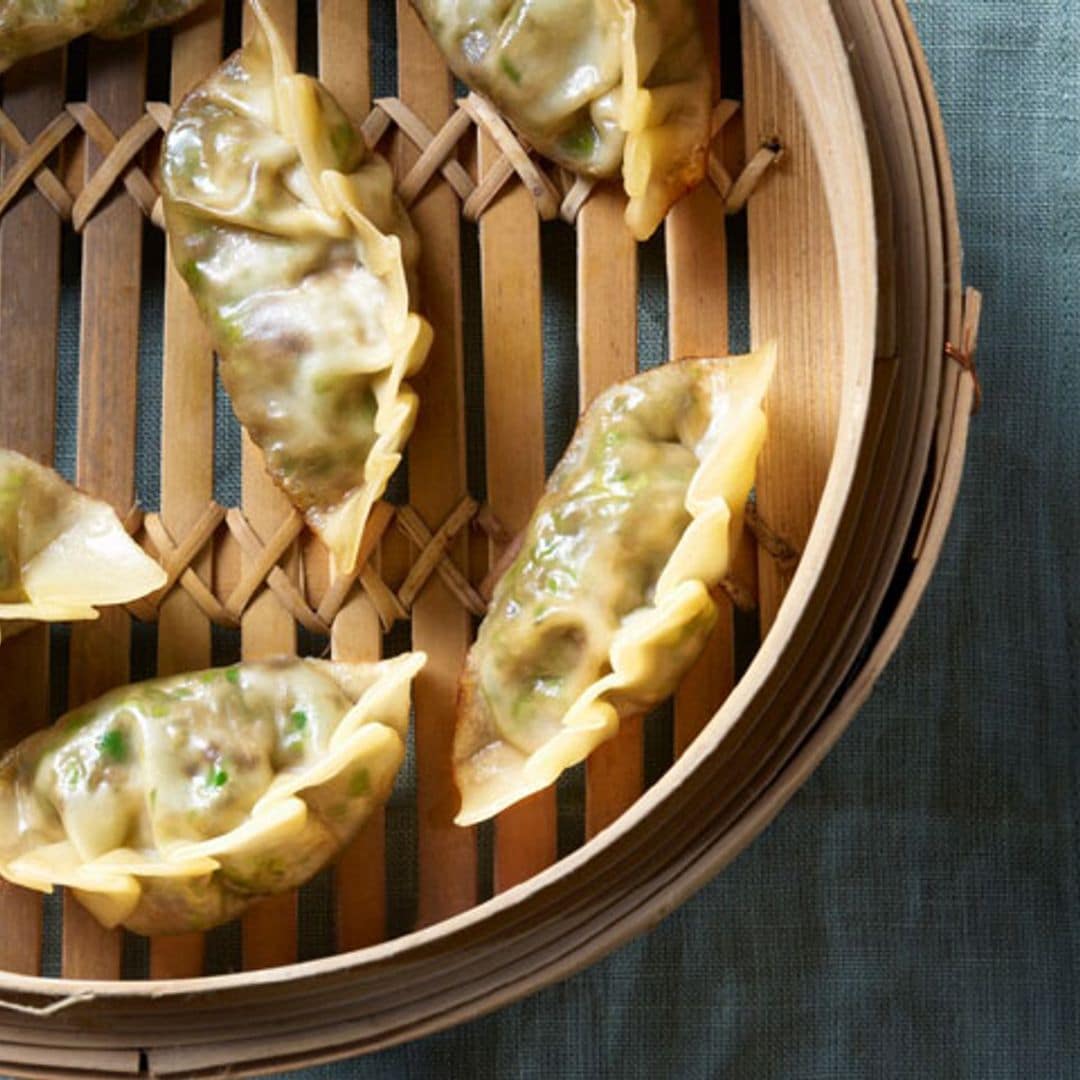 'Dumplings' rellenos de pollo con salsa ponzu