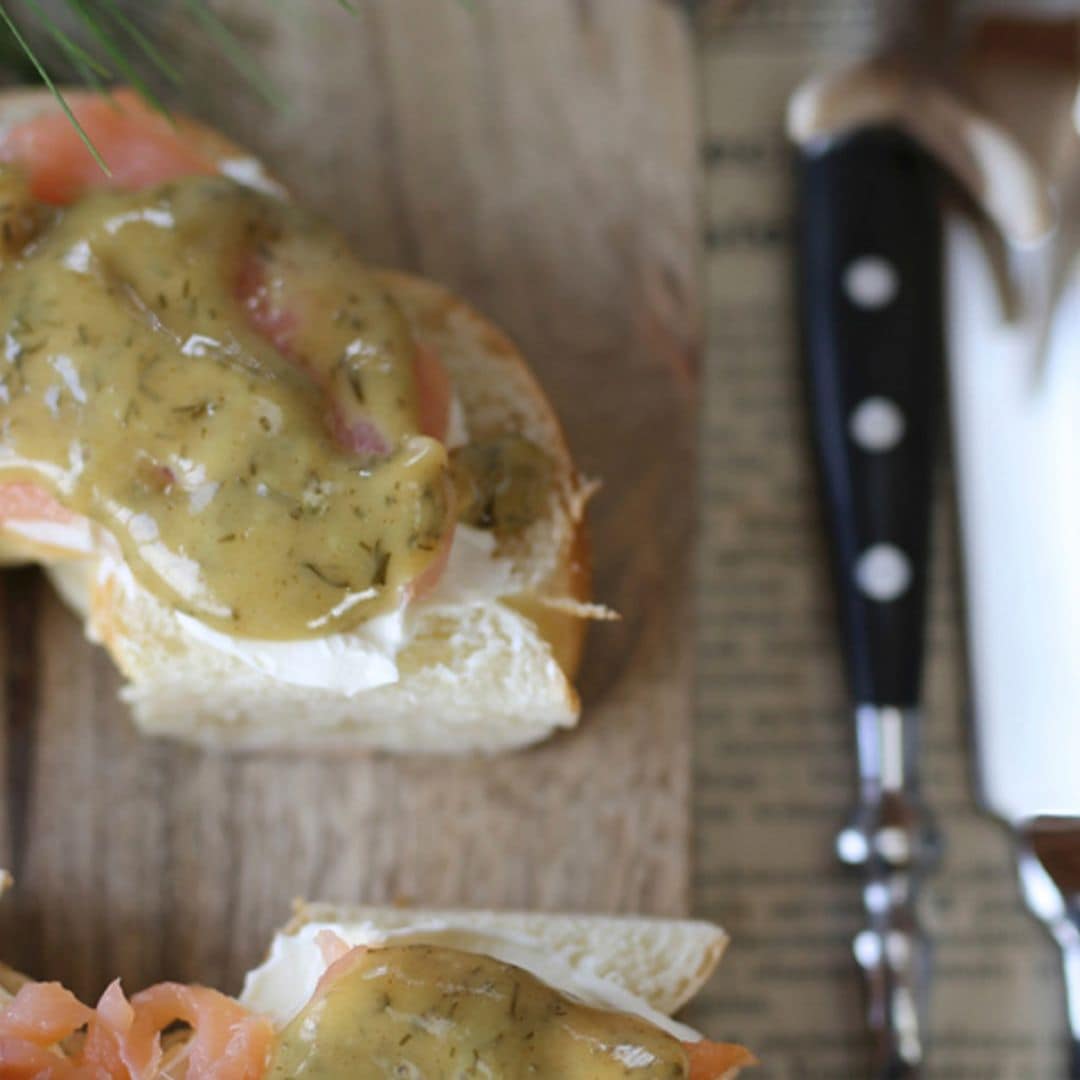 'Bagels' con queso crema, salmón ahumado y mostaza