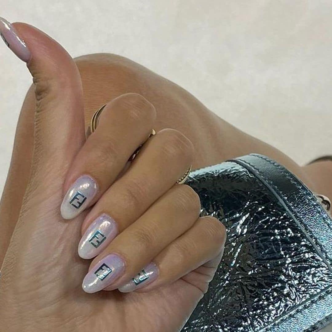 La manicura viral de New York Fashion Week y otros diseños que trasladan la logomanía a tus uñas