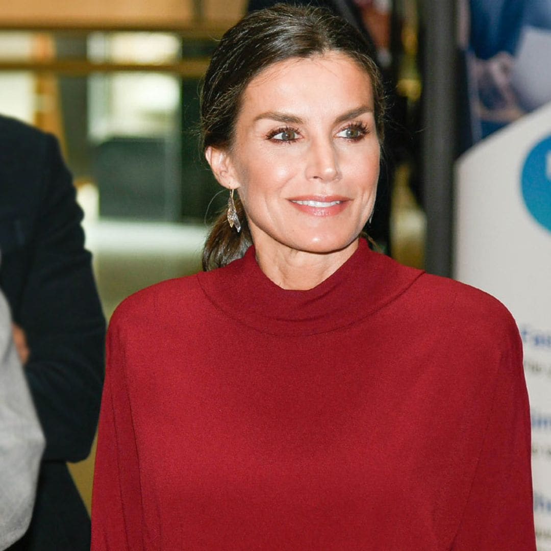 La Reina rescata su vestido rojo de Massimo Dutti que también gustó a otra 'royal' europea