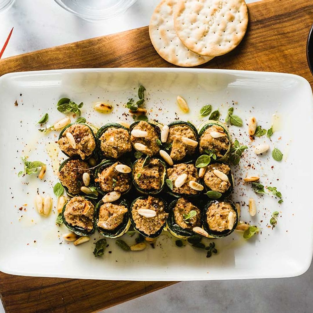 Rollitos de calabacín rellenos de 'tapenade' con piñones y menta