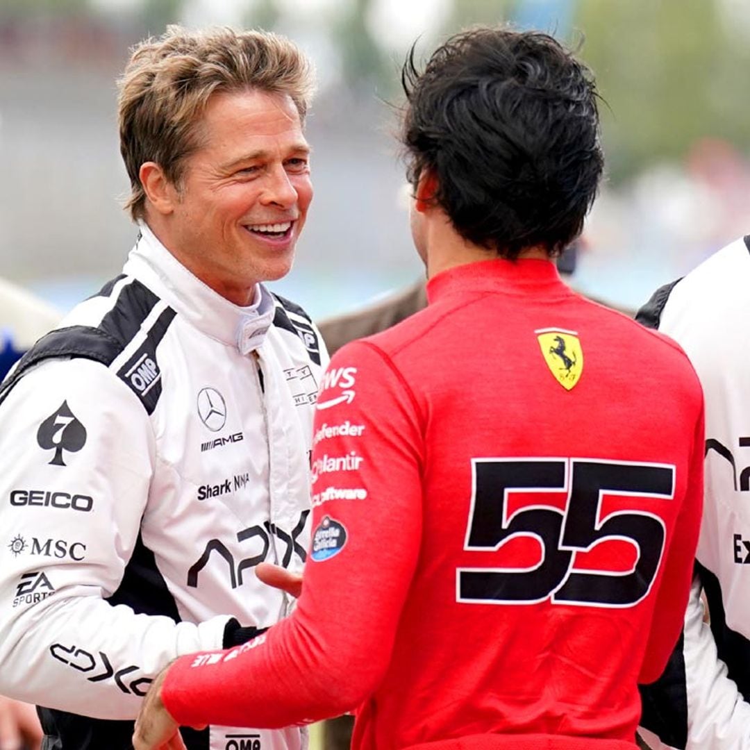 Brad Pitt hace 'buenas migas' con Carlos Sainz Jr. y Javier Bardem en el Gran Premio de Gran Bretaña de Fórmula 1